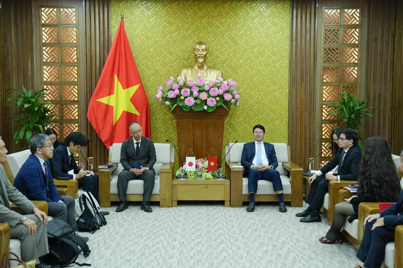 Thứ trưởng tiếp ông Chinone Koichi, Cố vấn trưởng, Chuyên gia dài hạn Dự án JICA và các chuyên gia dài hạn của Dự án.