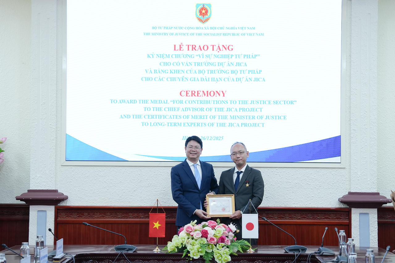 Trao tặng Kỷ niệm chương “Vì sự nghiệp Tư pháp” cho Cố vấn trưởng Dự án JICA