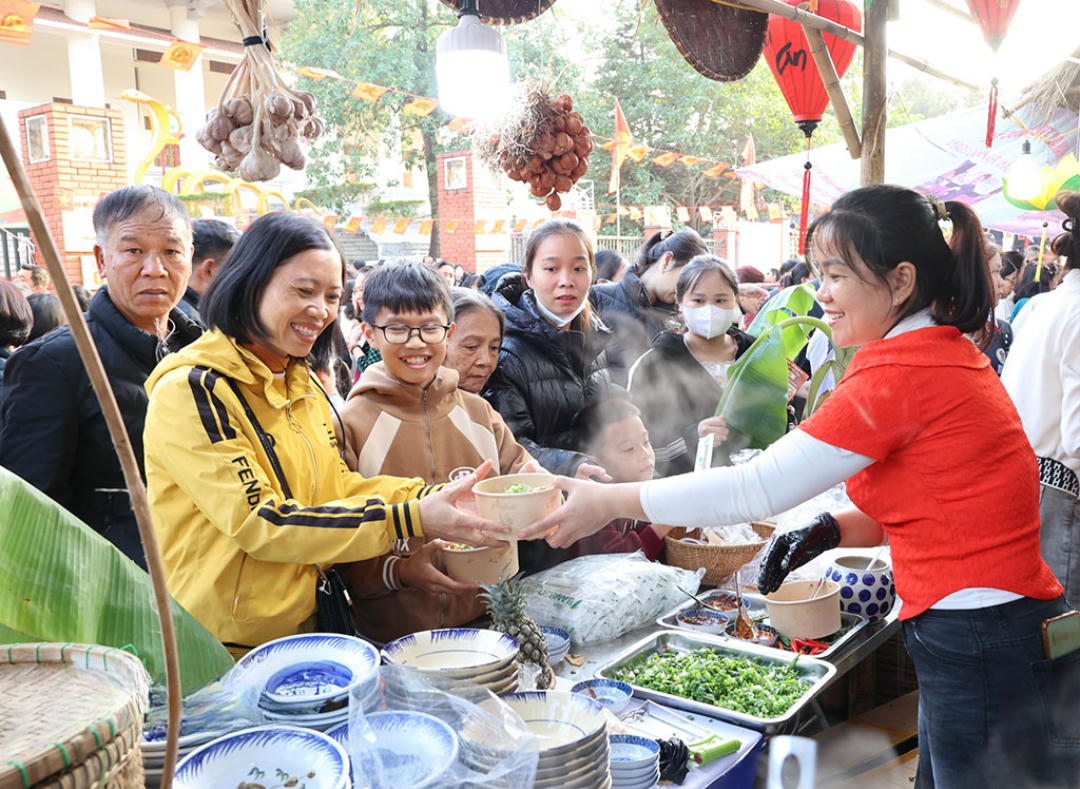 Các thực khách trải nghiệm ẩm thực tại sự kiện. (Ảnh: Viết Dư)