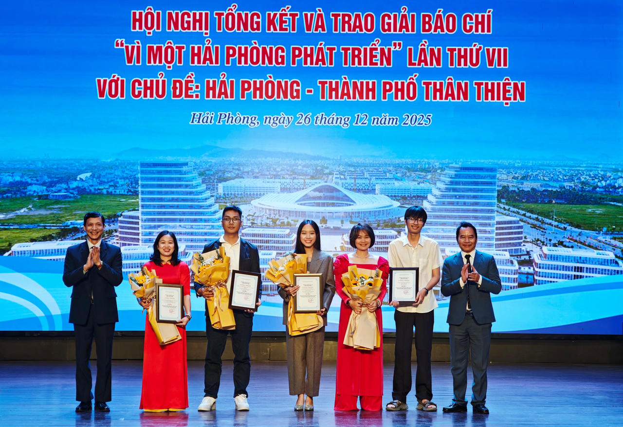 Các tác giả đạt giải C giải Báo chí Vì một Hải Phòng phát triển lần thứ VII.