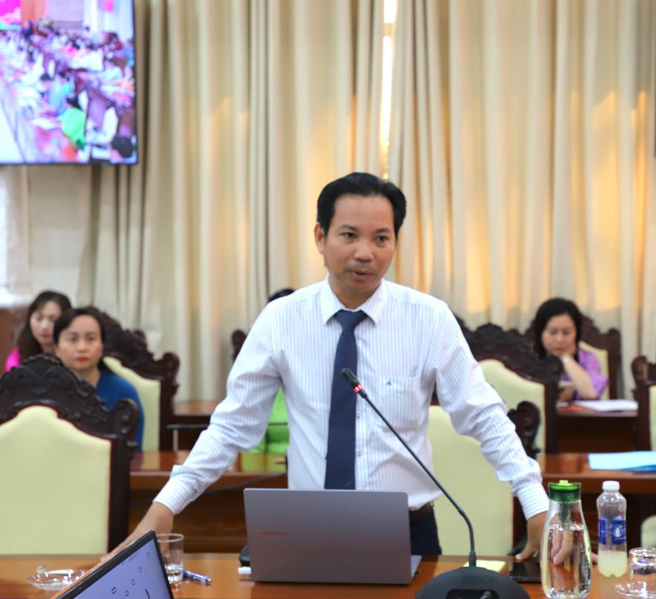 Phó Chánh Văn phòng UBND tỉnh An Giang Lê Đức Lập phát biểu tại Hội nghị.