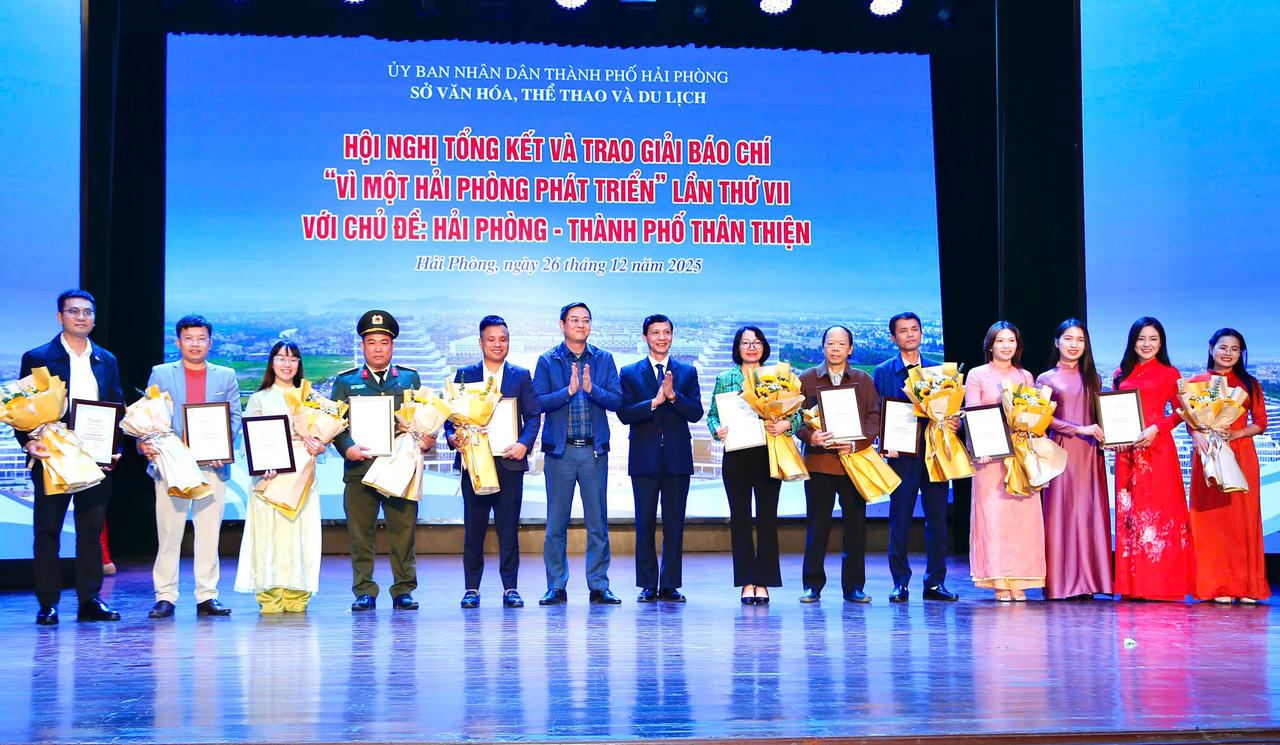 Ban Tổ chức trao giải cho các tác giả, nhóm tác giả đạt giải.