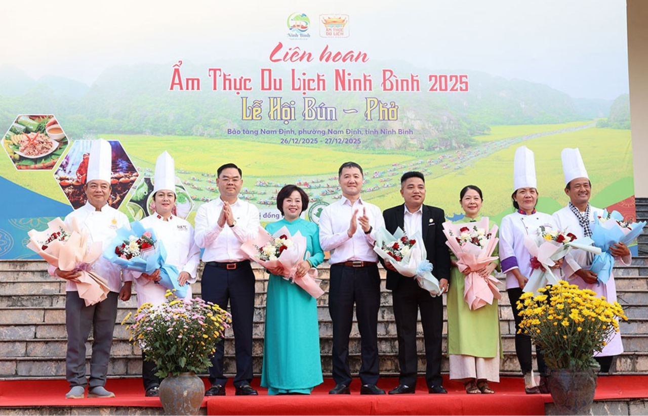 Lãnh đạo Sở Du lịch tỉnh Ninh Bình và phường Nam Định tặng hoa chúc mừng. (Ảnh: Viết Dư)