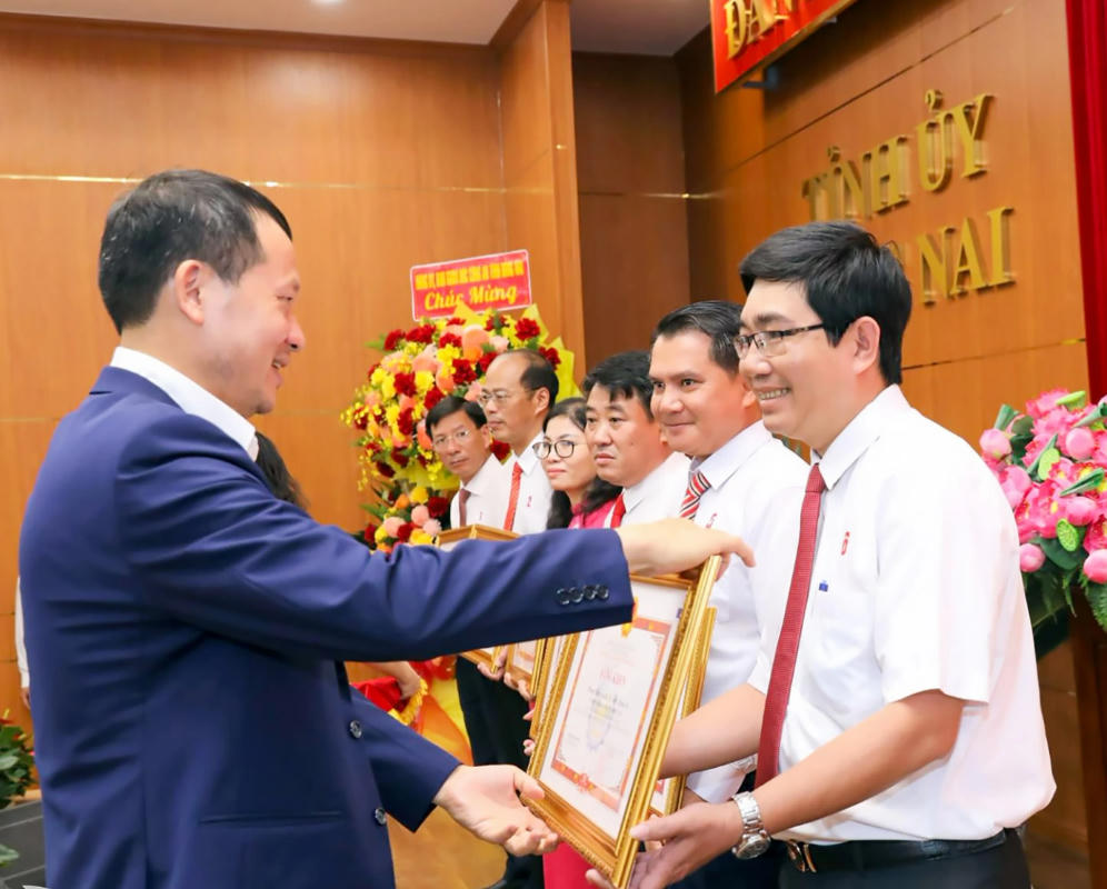 Ông Vũ Hồng Văn, Bí thư Tỉnh ủy, Trưởng đoàn ĐBQH tỉnh Đồng Nai trao Bằng khen cho đại diện các tập thể. (Ảnh: BĐN)