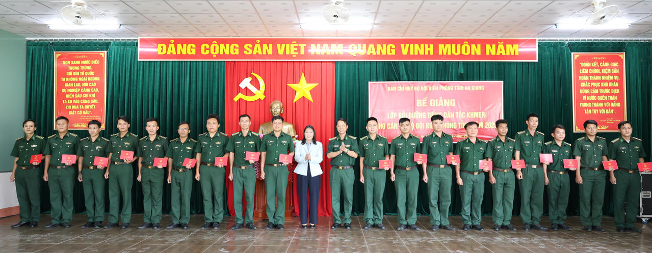 Đại tá Doãn Đình Tránh, Phó Chính ủy Ban Chỉ huy Bộ đội Biên phòng tỉnh An Giang và Tiến sĩ Cao Thị Hồng Cẩm, Giám đốc Trung tâm Ngoại ngữ - Tin học Victory trao chứng chỉ tiếng Khmer cho các học viên.
