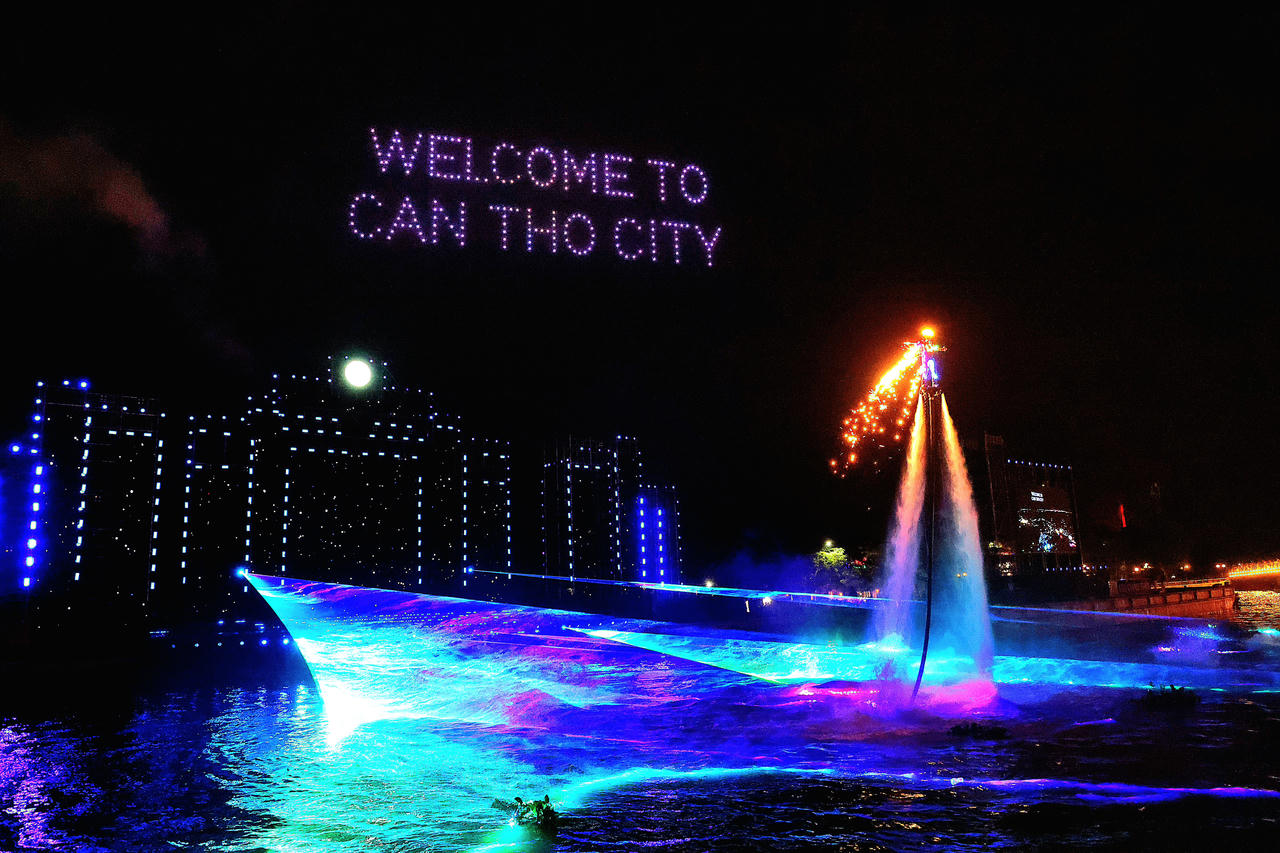 Cần Thơ khai mạc Lễ hội Văn hóa sông nước với rực rỡ sắc màu