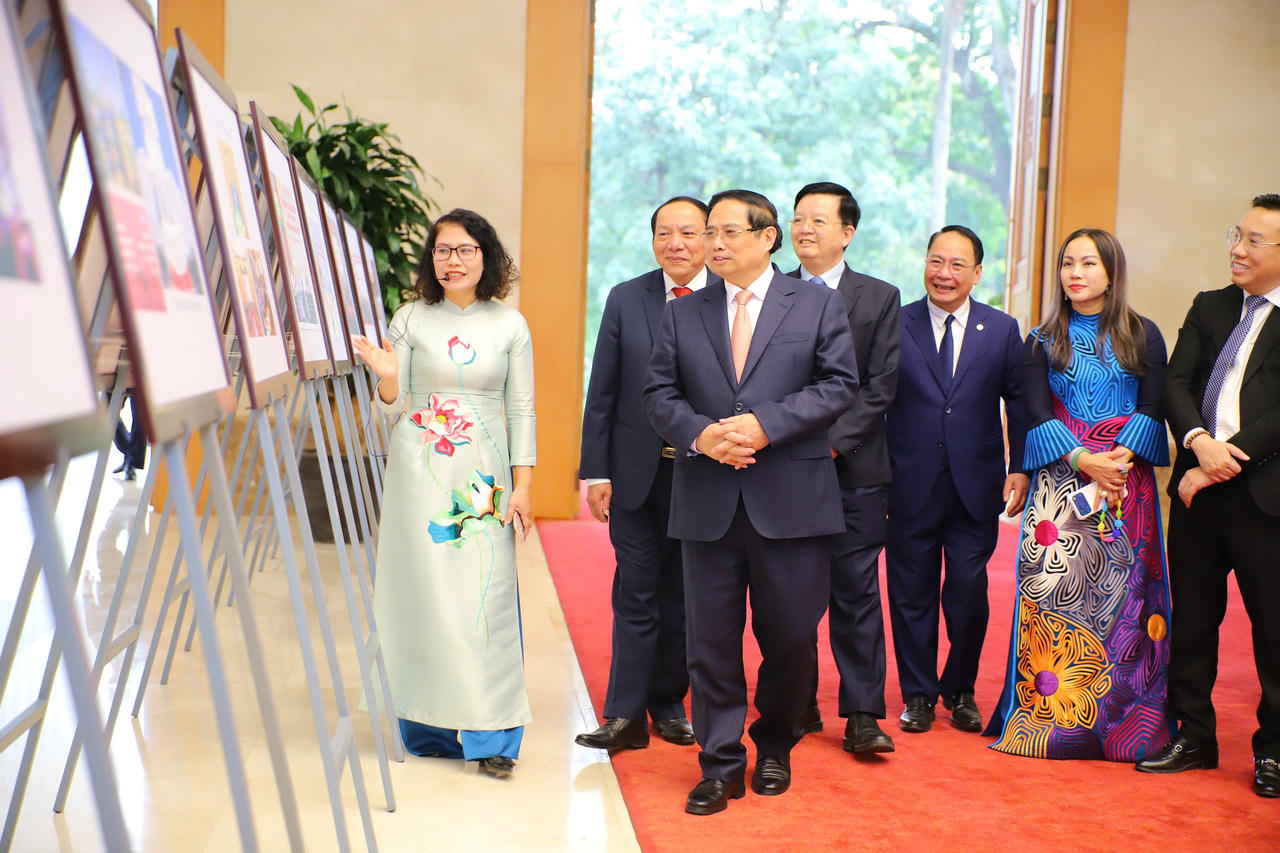 Thủ tướng Chính phủ cùng các đại biểu tham quan Triển lãm “Văn hóa là nền tảng - Thông tin là mạch dẫn - Thể thao là sức mạnh - Du lịch là nhịp cầu kết nối” (Ảnh: Trần Huấn).