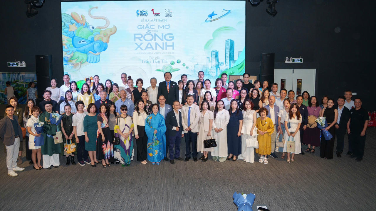 Tác giả Trần Tuệ Tri cảm ơn và chụp hình lưu niệm với khách mời tham dự sự kiện ra mắt sách (Ảnh: Đơn vị tổ chức).