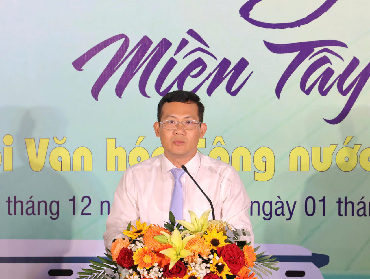 Ông Nguyễn Minh Tuấn - Phó Giám đốc Sở VHTT&amp;DL TP Cần Thơ phát biểu khai mạc triển lãm.