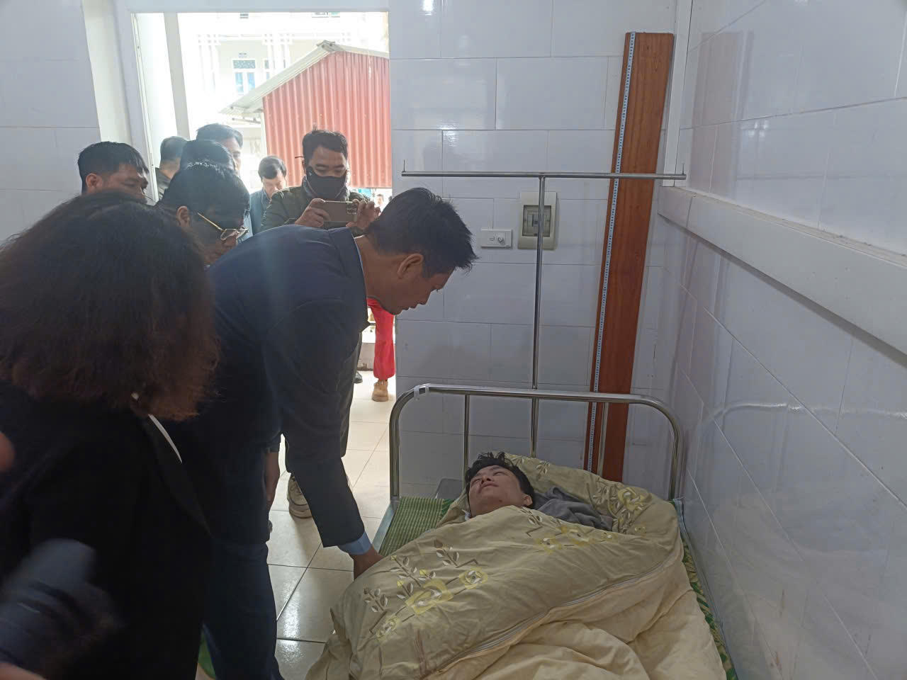 Phó Chủ tịch Thường trực UBND tỉnh Lào Cai Nguyễn Thế Phước thăm hỏi các nạn nhân