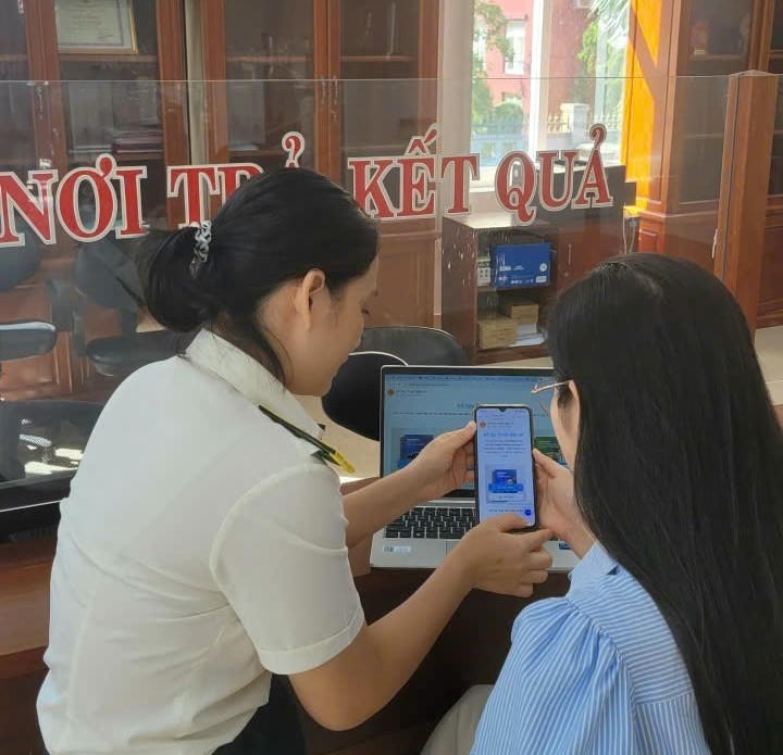 Cán bộ Thuế Quảng Trị hướng dẫn người nộp thuế thực hiện kê khai, nộp thuế điện tử.