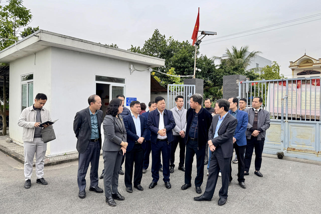 Phó Chủ tịch UBND thành phố Lê Trung Kiên kiểm tra thực địa.