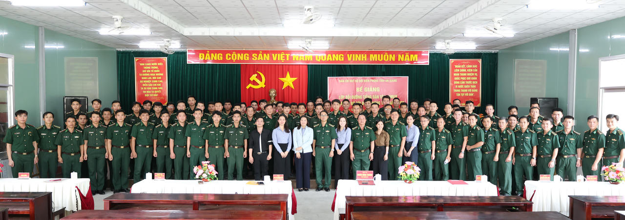 Các đại biểu chụp ảnh lưu niệm.