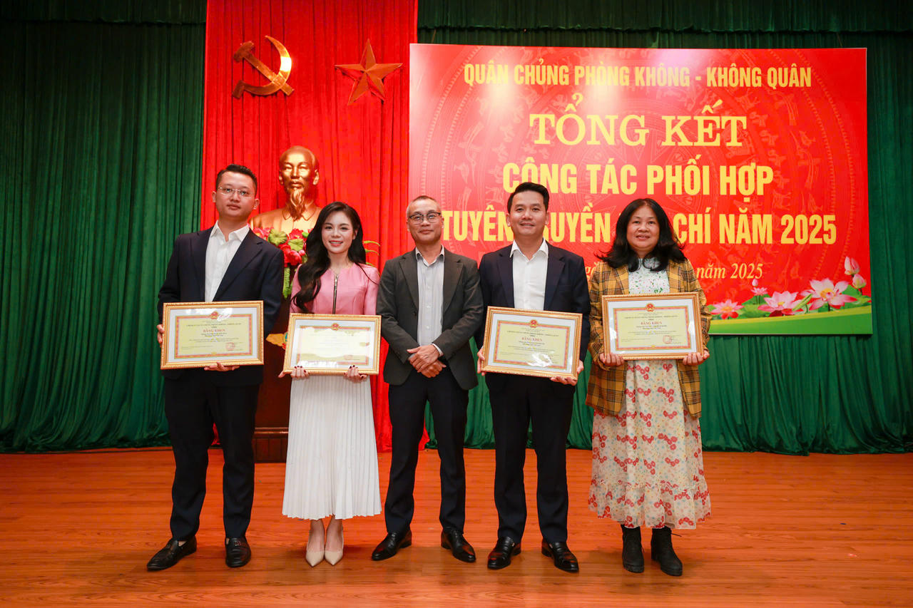 Báo Pháp luật Việt Nam nhận bằng khen của Quân chủng Phòng không - Không quân