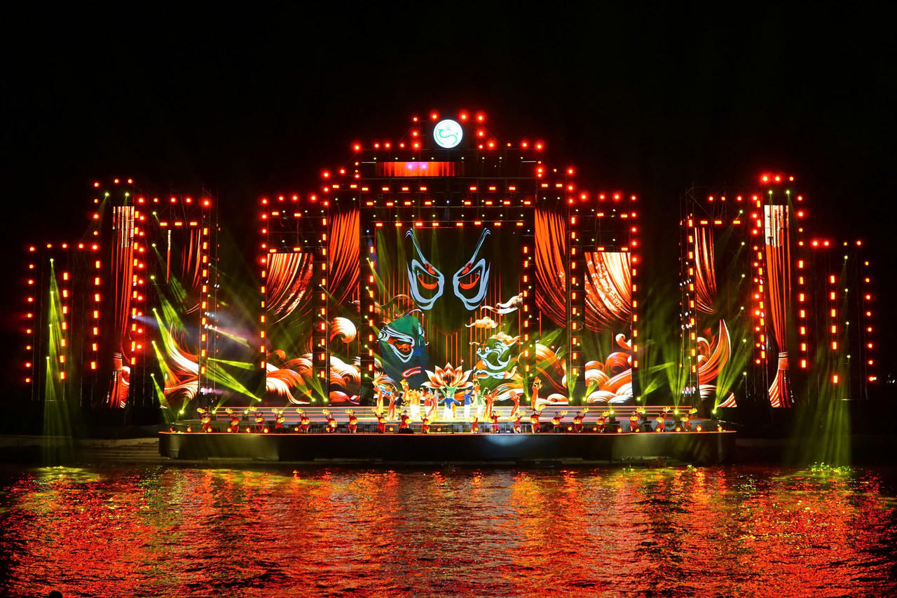 Quang cảnh sân khấu nổi bật đêm khai mạc.