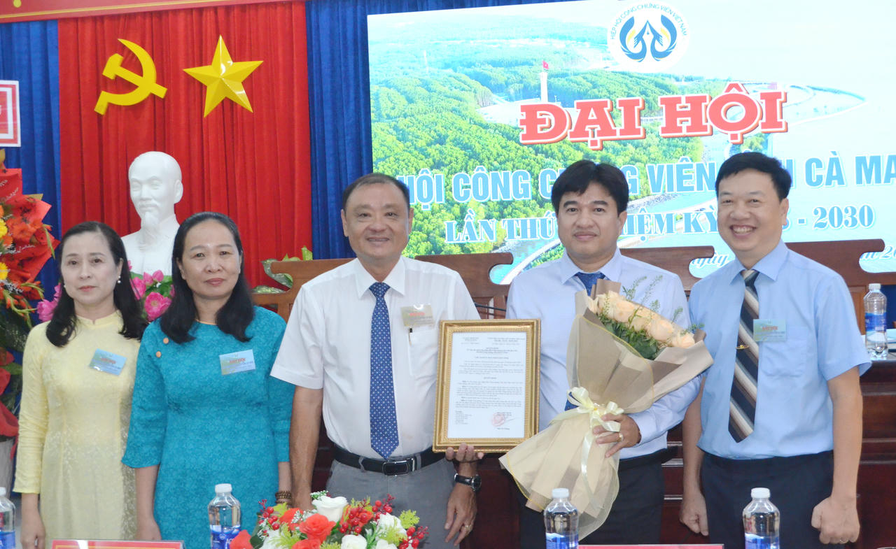 Ông Vưu Nghị Bình - Giám đốc Sở Tư pháp tặng hoa và trao Quyết định của Chủ tịch UBND tỉnh Cà Mau về việc cho phép sáp nhập Hội CCV tỉnh Bạc Liêu vào Hội CCV tỉnh Cà Mau.