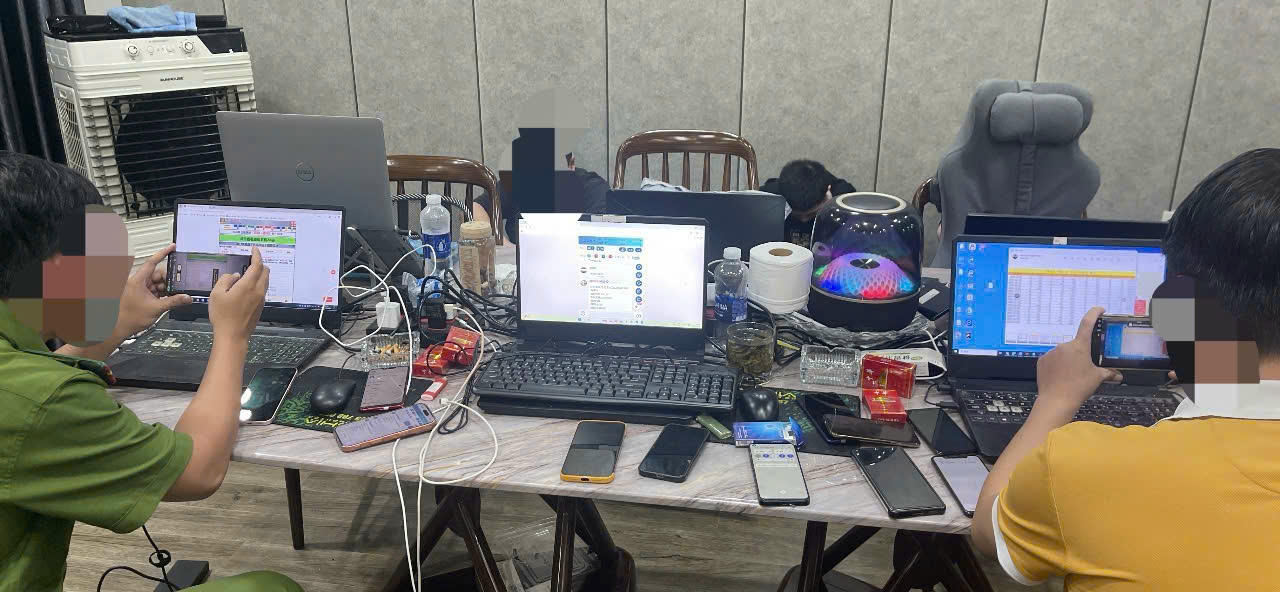 Các thiết bị điện tử phục vụ hoạt động đánh bạc trực tuyến. (Ảnh: BCA).