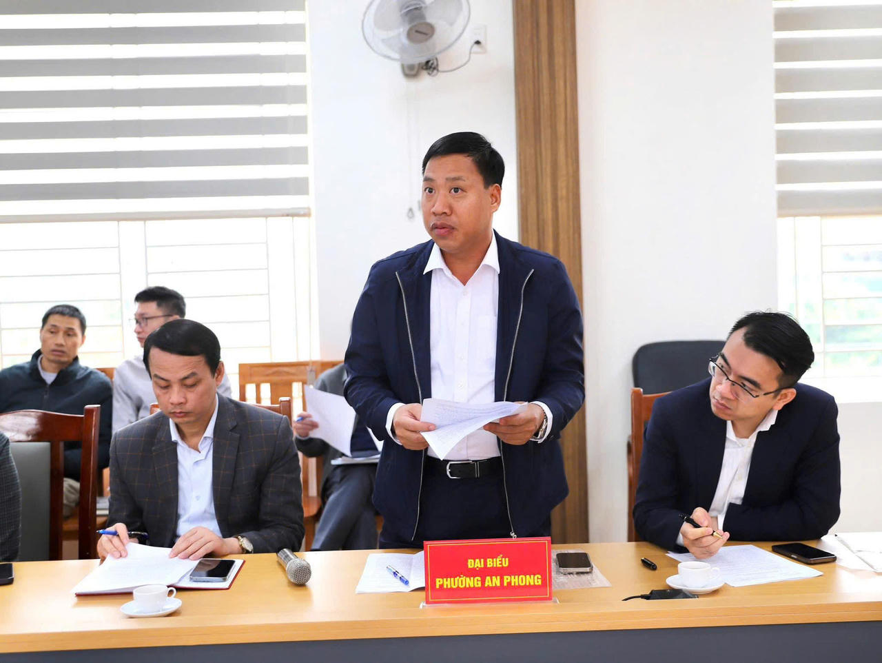 Chủ tịch UBND phường An Phong Lâm Văn Đạt báo cáo tại hội nghị.