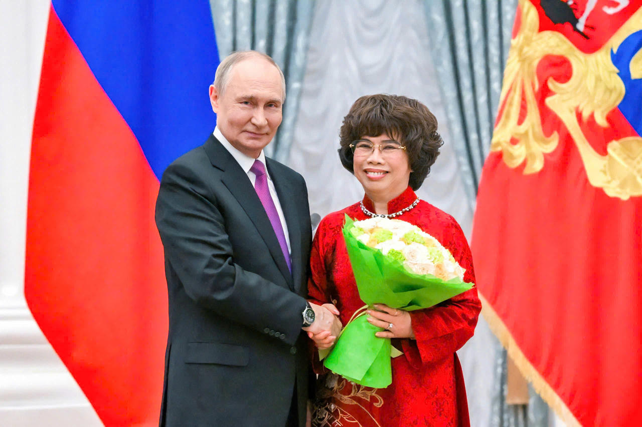Tổng thống Nga Vladimir Putin trao Huân chương Hữu nghị của Nhà nước Nga tặng Anh hùng Lao động Thái Hương.