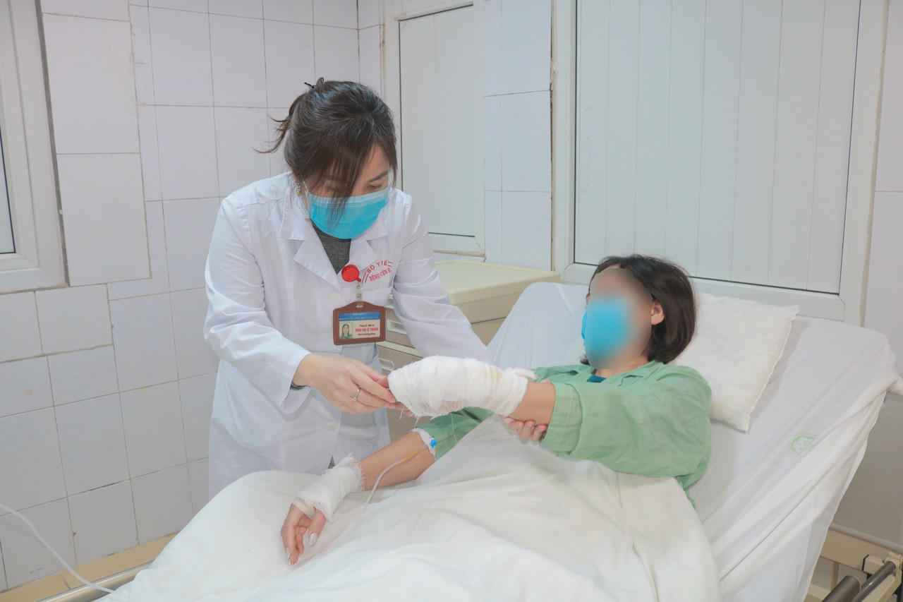 Nổ bồn cầu do hóa chất mua trên mạng, người phụ nữ nhập viện cấp cứu