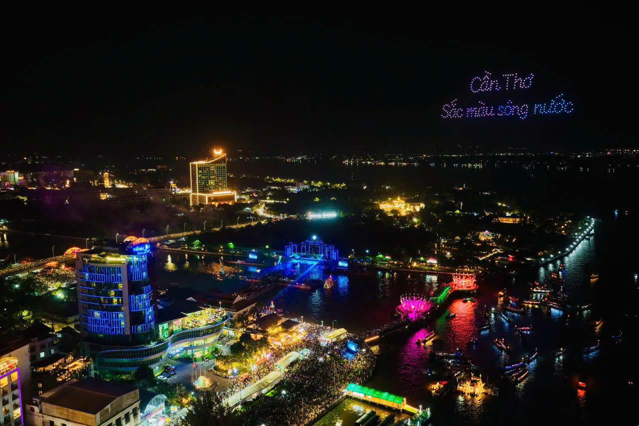 Quang cảnh TP Cần Thơ đêm khai mạc Lễ hội.
