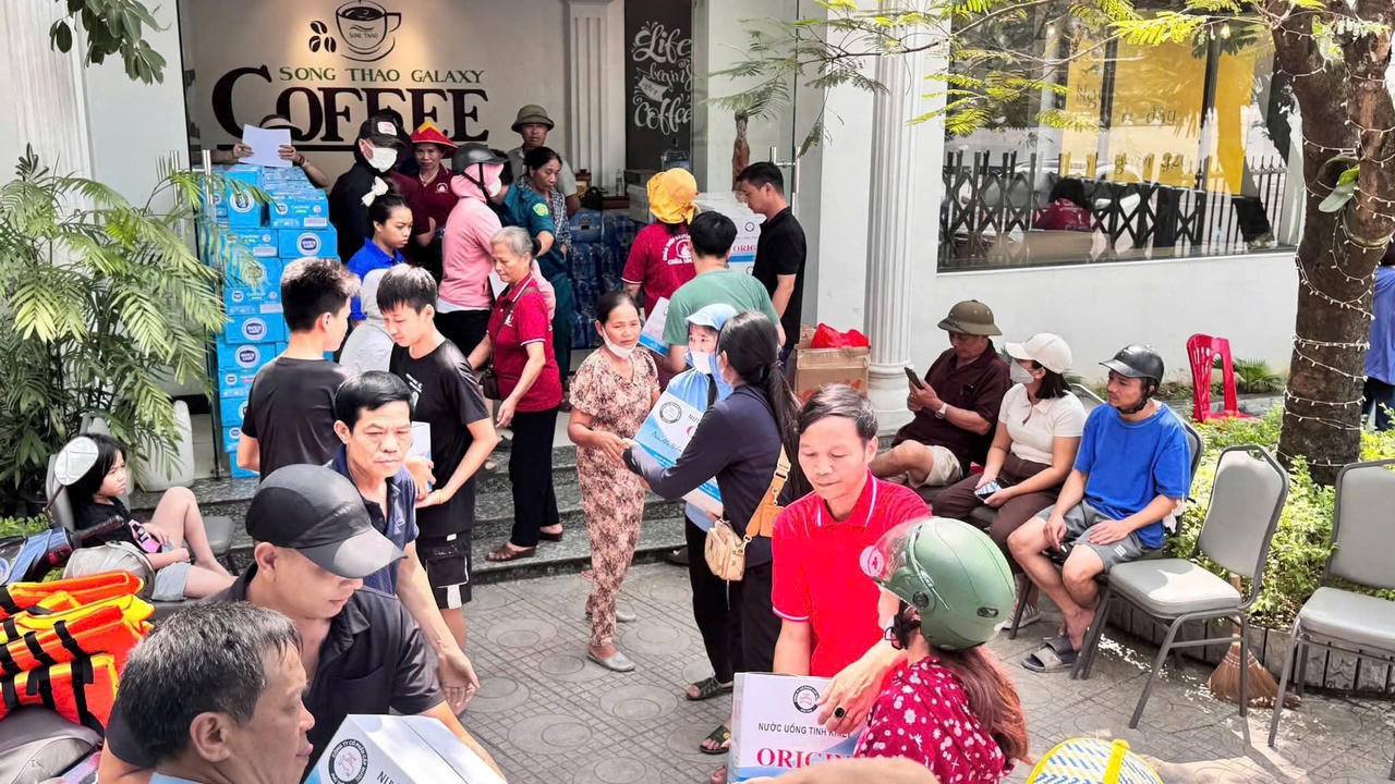 Người dân tập trung nhận hàng cứu trợ sau khi bão số 11 gây mưa lớn, ngập lụt nghiêm trọng trên địa bàn. (Ảnh: PV)