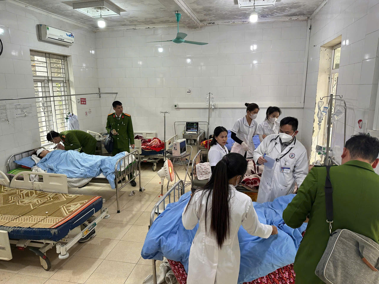 Các y bác sỹ đang nỗ lực cấp cứu các nạn nhân vụ tai nạn