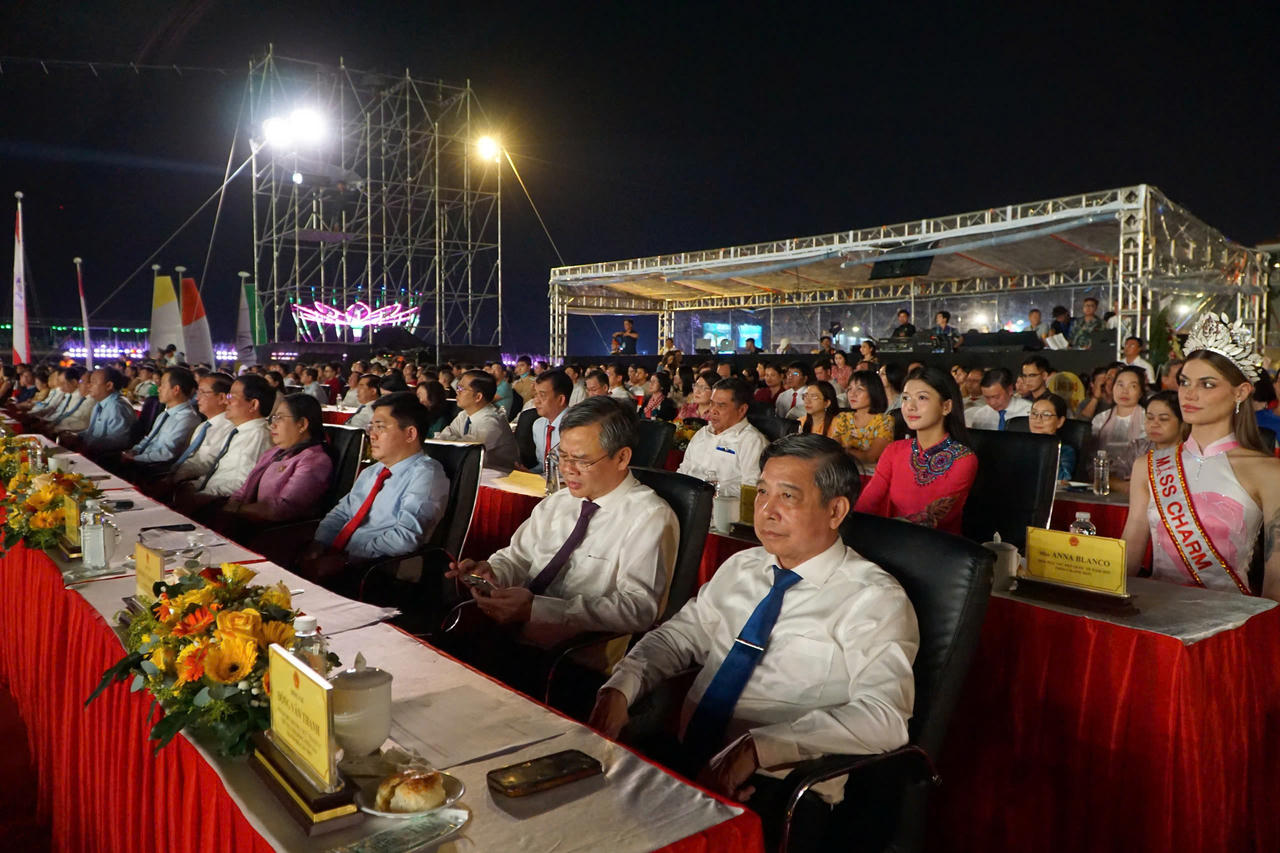 Nhiều lãnh đạo, nguyên lãnh đạo TP Cần Thơ, tỉnh Hậu Giang, Sóc Trăng (cũ) tham dự Lễ khai mạc.