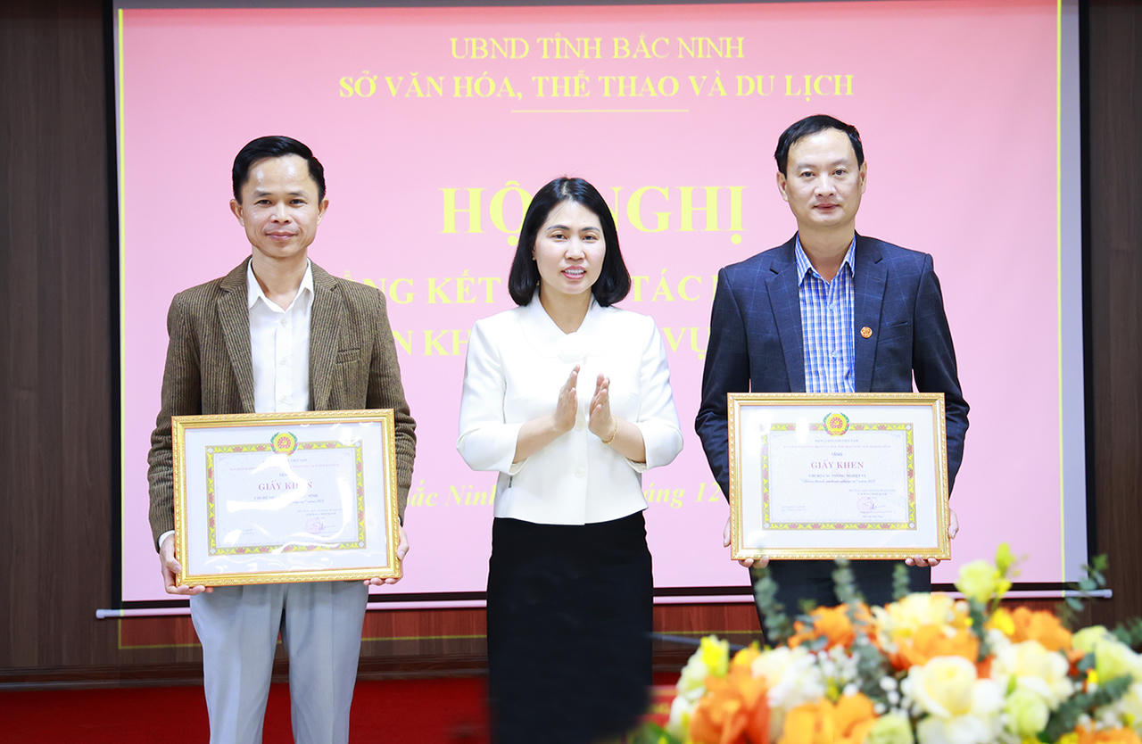 Giám đốc Sở VHTTDL Bùi Thị Thu Thủy tặng Giấy khen của Đảng ủy Sở cho 2 tập thể hoàn thành xuất sắc nhiệm vụ năm 2025.
