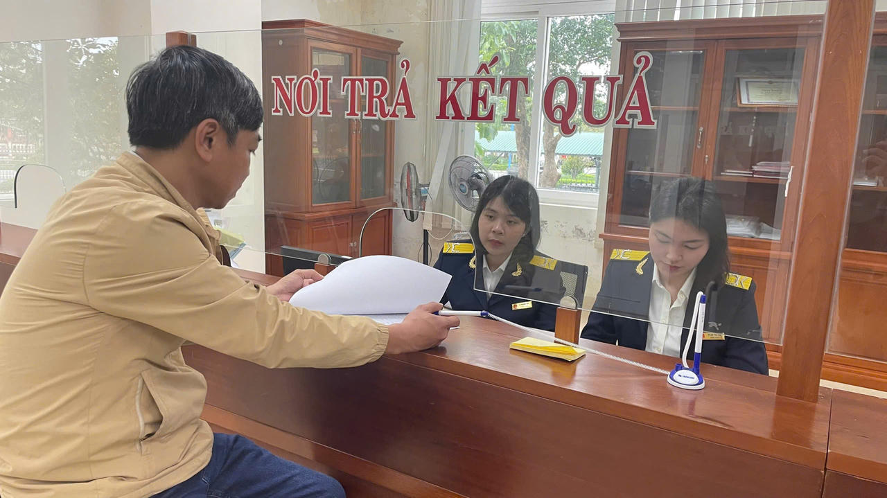 Doanh nghiệp đến giao dịch, thực hiện nghĩa vụ tài chính với ngân sách nhà nước.