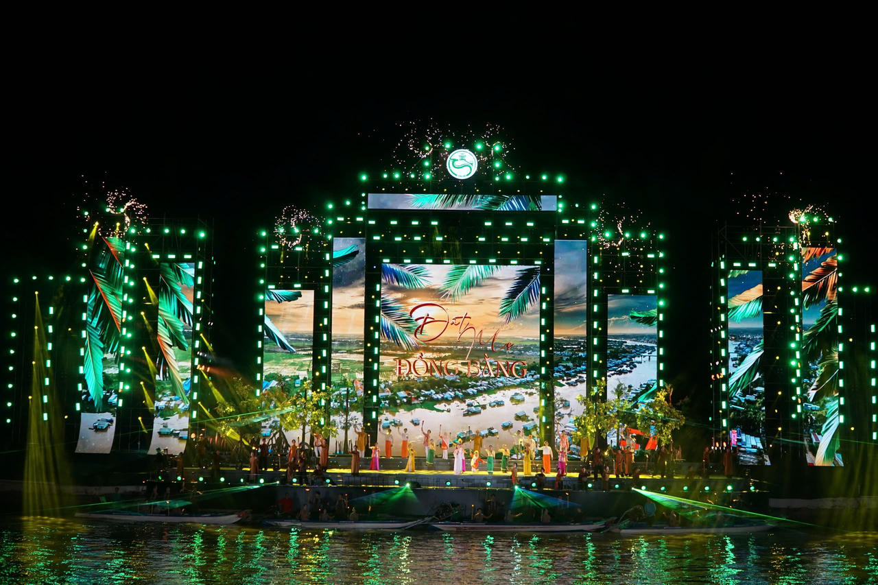 Cần Thơ khai mạc Lễ hội Văn hóa sông nước với rực rỡ sắc màu