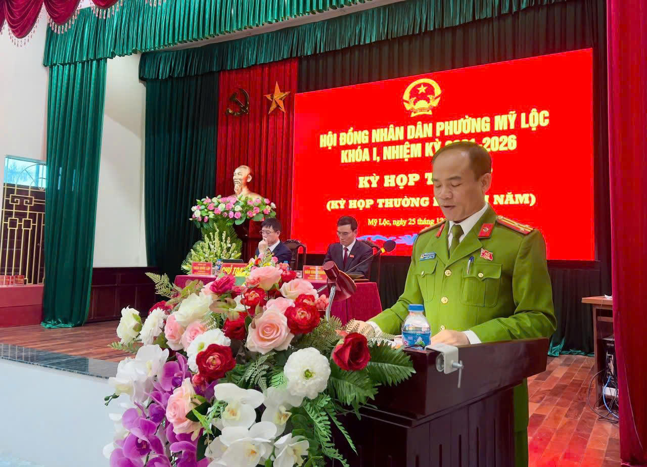 Đại biểu phát biểu tại&nbsp;Kỳ họp thứ tư (kỳ họp thường lệ cuối năm 2025) của HĐND phường Mỹ Lộc.