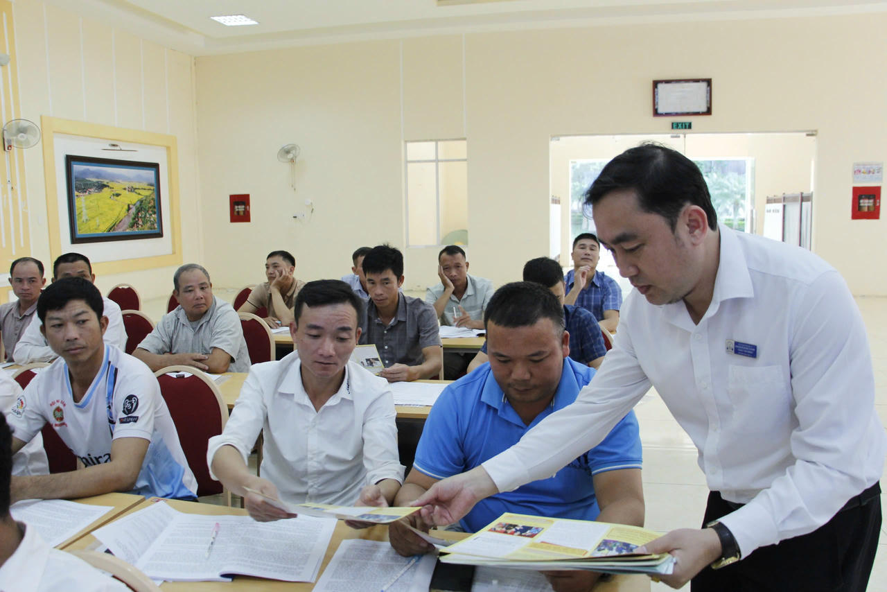 Cán bộ Trung tâm TGPL Nhà nước tỉnh Sơn La cấp phát tờ gấp pháp luật cho người dân.