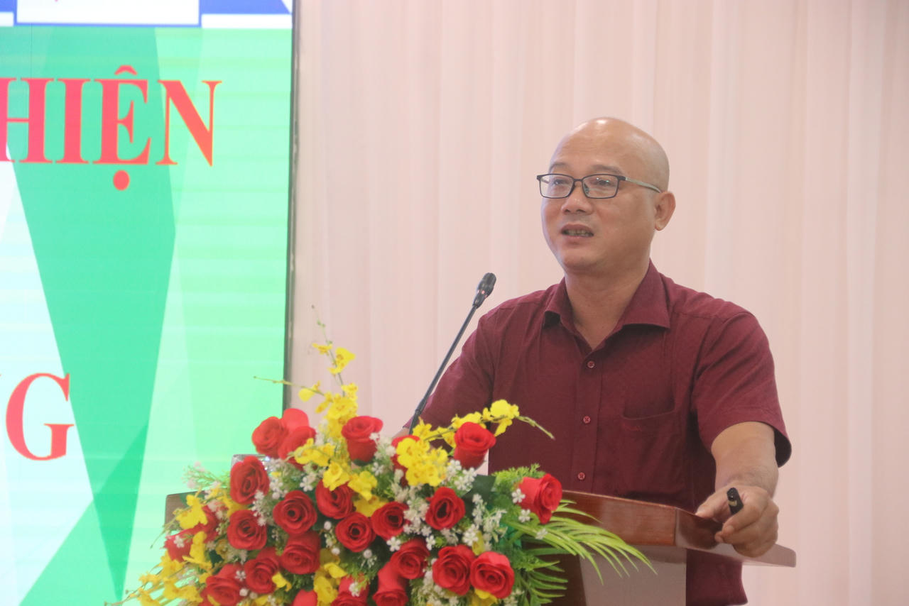 Ông Đồng Việt Phương - Phó Giám đốc Sở Tư pháp TP Cần Thơ trình bày tại Hội nghị