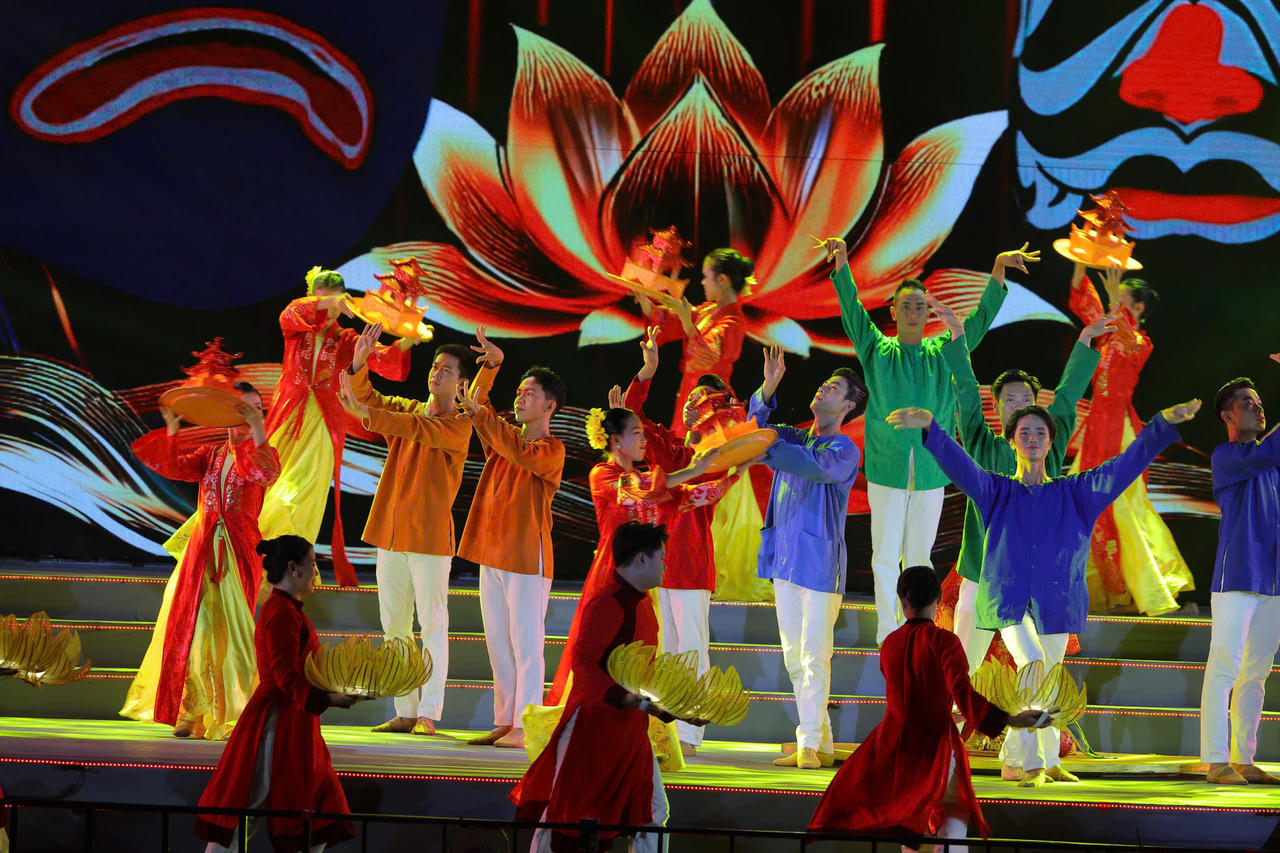 Nhiều tiết mục văn nghệ đặc sắc mang đậm yếu tố văn hóa.