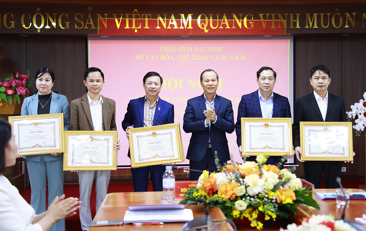 Ông&nbsp;Mai Sơn, Phó Chủ tịch Thường trực UBND tỉnh trao Bằng khen của Chủ tịch UBND tỉnh cho các tập thể, cá nhân có thành tích xuất sắc trong công tác tham mưu, tổ chức Liên hoa Chèo toàn quốc năm 2025 tại Bắc Ninh.