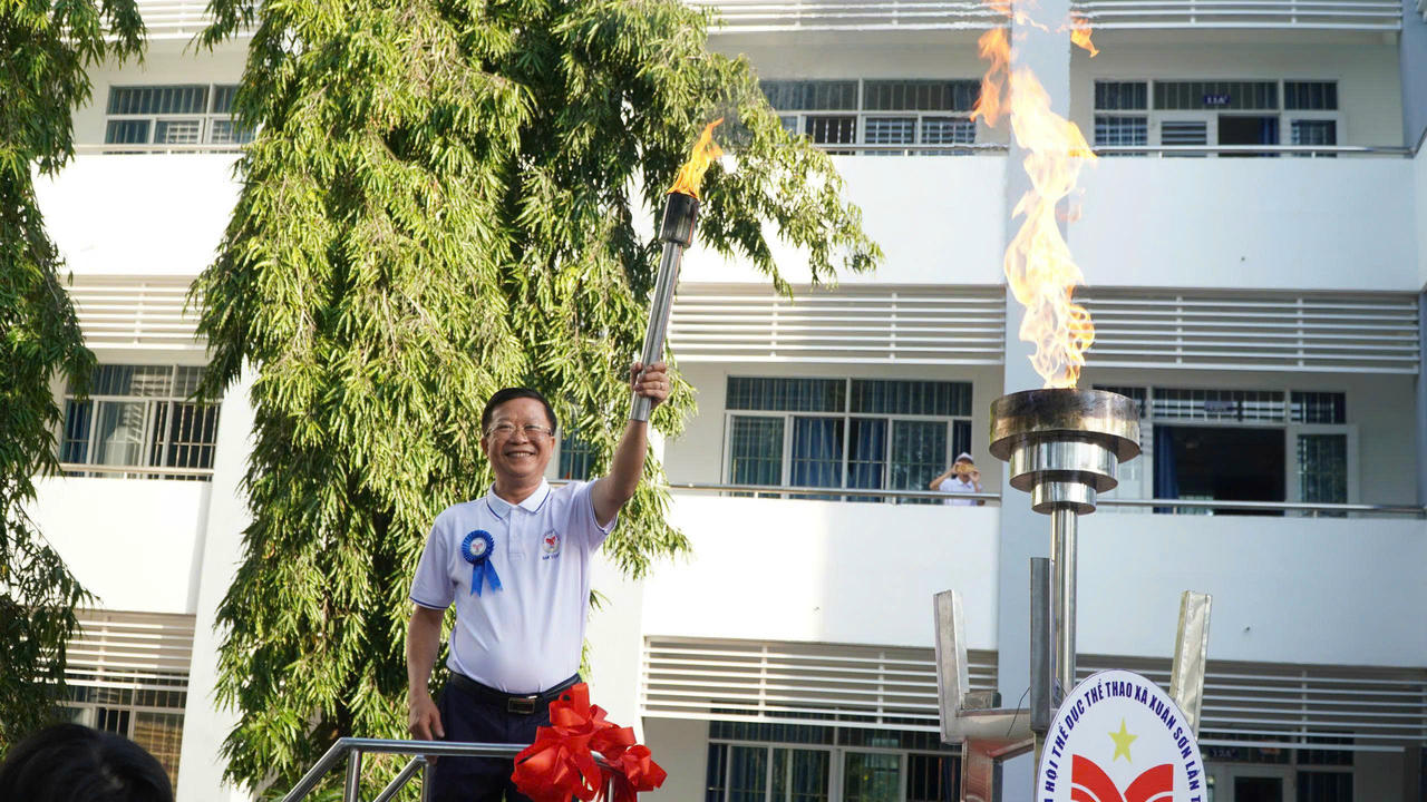 Nghi thức rước đuốc, thắp sáng lên đài lửa của Đại hội.