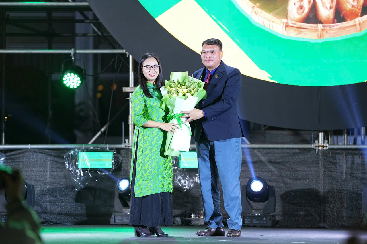 Phó Giám Đốc Sở Văn hóa, Thể thao và Du lịch Trần Văn Ngọc tặng hoa đại diện Grab Việt Nam.