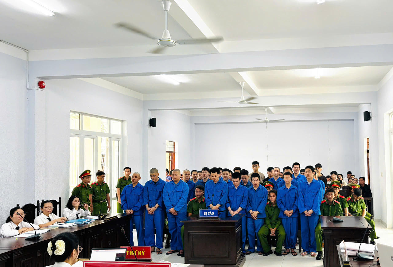 Bà Nguyễn Thị Kim Cúc (ở giữa, hàng ngồi)&nbsp;&nbsp;tham gia bào chữa cho người dưới 18 tuổi.