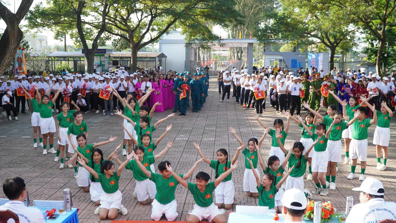 Chương trình đồng diễn của thế hệ trẻ xã Xuân Sơn tại Lễ khai mạc.