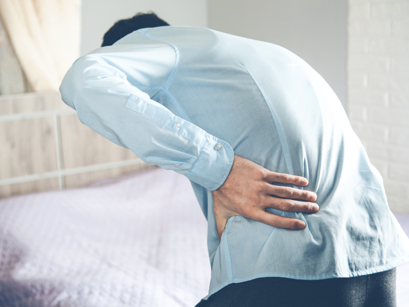 Đau lưng là triệu chứng thường gặp của thoái hóa đốt sống thắt lưng