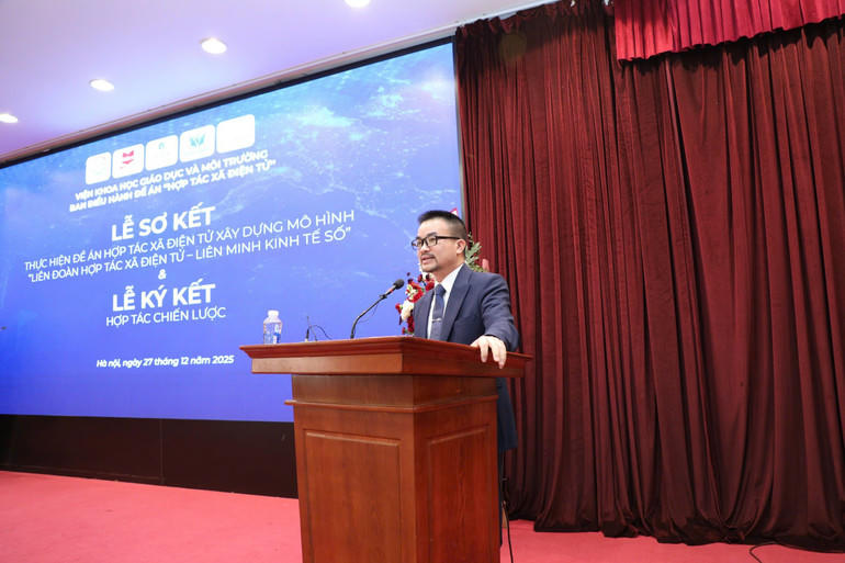 Ông Nguyễn Văn Khương, Viện trưởng Viện Khoa học Giáo dục và Môi trường, thông báo kết quả thực hiện đề án thời gian qua (Ảnh: BTC).