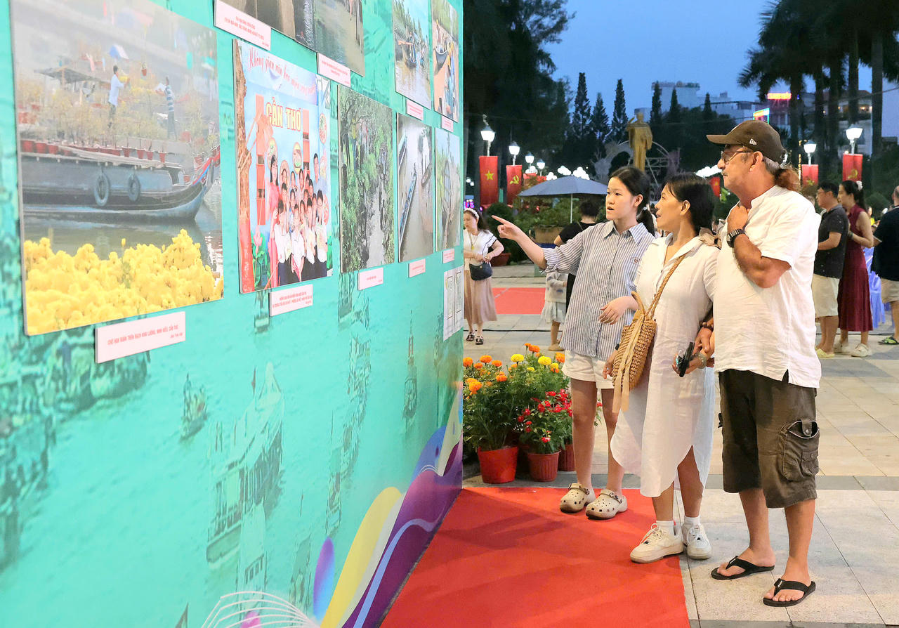 Nhiều du khách nước ngoài tham gian triển lãm.