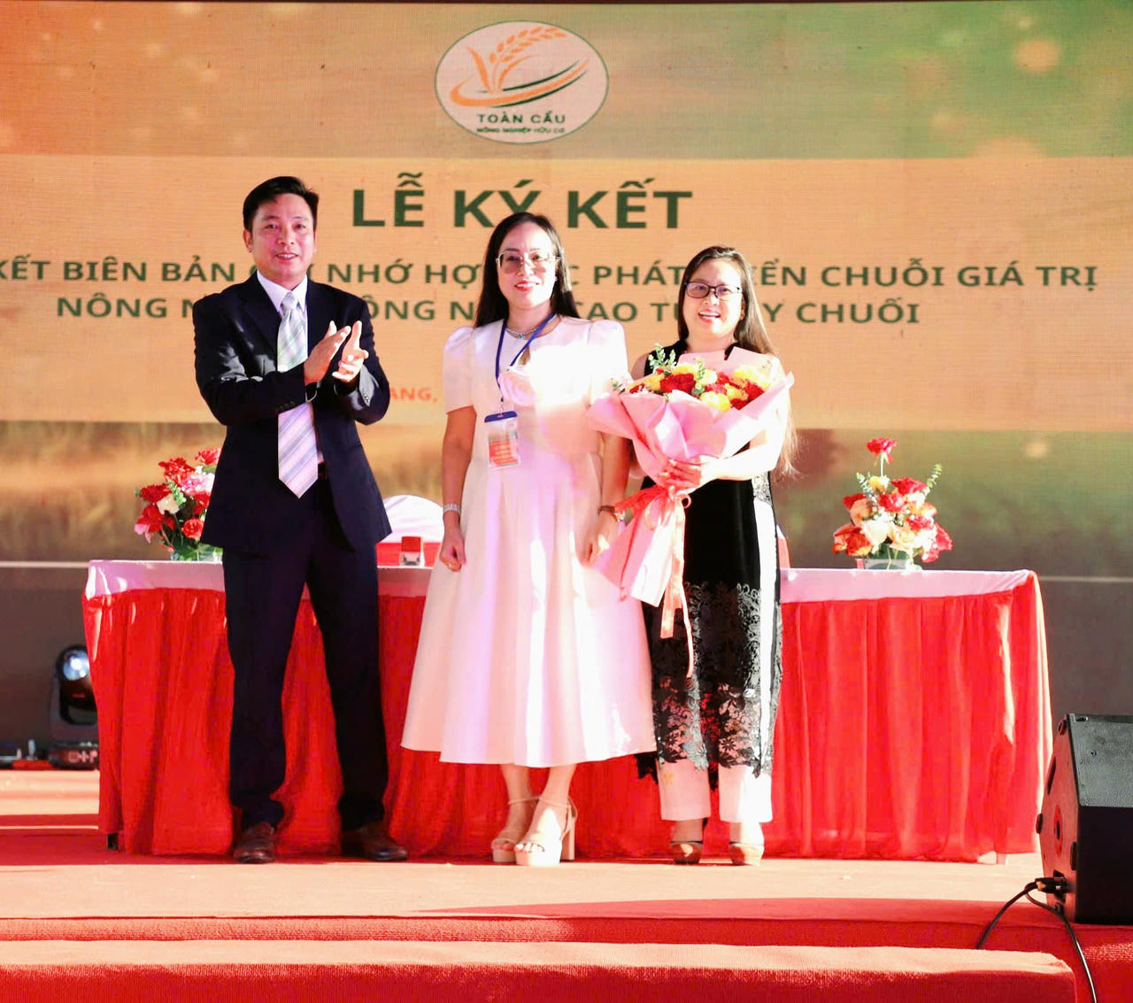 Bà Nguyễn Việt Chinh, Chủ tịch Toàn Cầu Group tặng hoa cho đối tác.