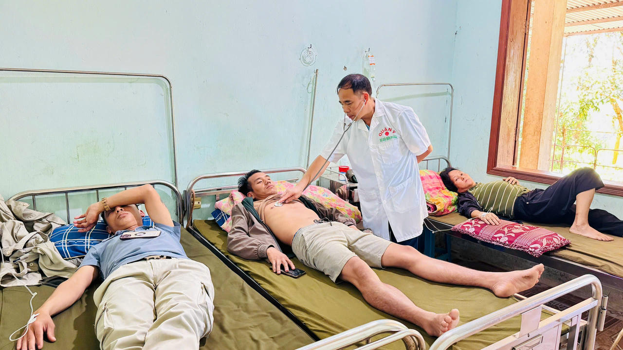 Thiếu tá Nguyễn Đức Toàn - Trạm trưởng Trạm xá quân dân y kết hợp bản Thoong Pẹ đang theo dõi sức khỏe cho người dân huyện Khăm Cợt, tỉnh Bô Ly Khăm Xay (Lào).