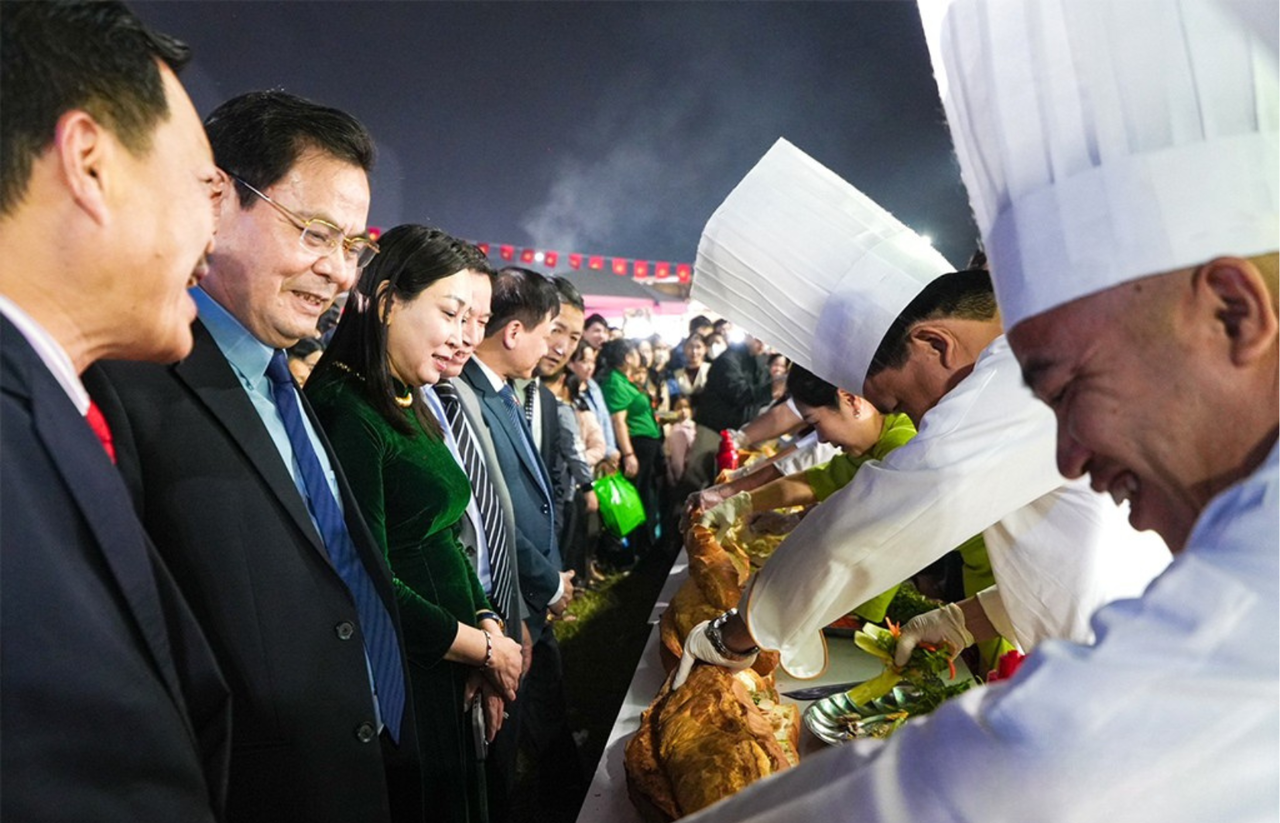 Các đại biểu tham quan gian hàng tại liên hoan. (Ảnh: Minh Hải)