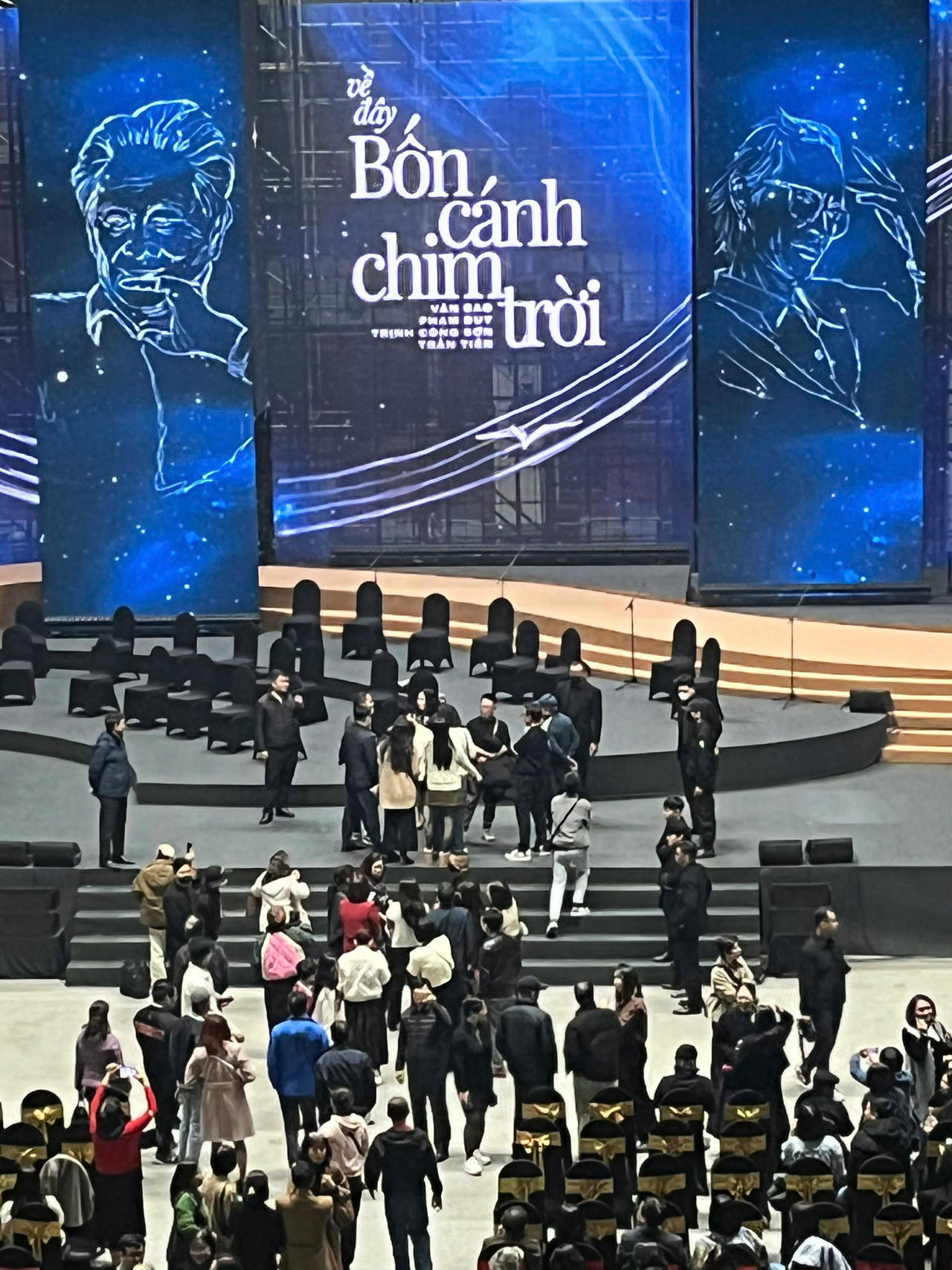 Khán giả bức xúc trước lời giải thích không thỏa đáng của Ban Tổ chức. (Ảnh: Xuân Hoa)