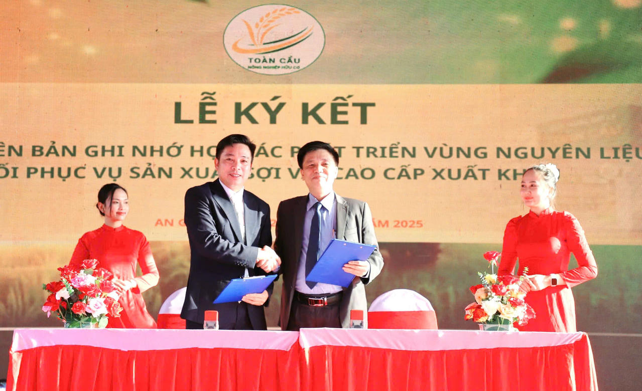 Ông Phan Văn Hài, Phó Giám đốc Công ty TNHH Tập đoàn Nông nghiệp Sạch Hữu cơ Toàn Cầu ký kết cùng đối tác trong khuôn khổ sự kiện