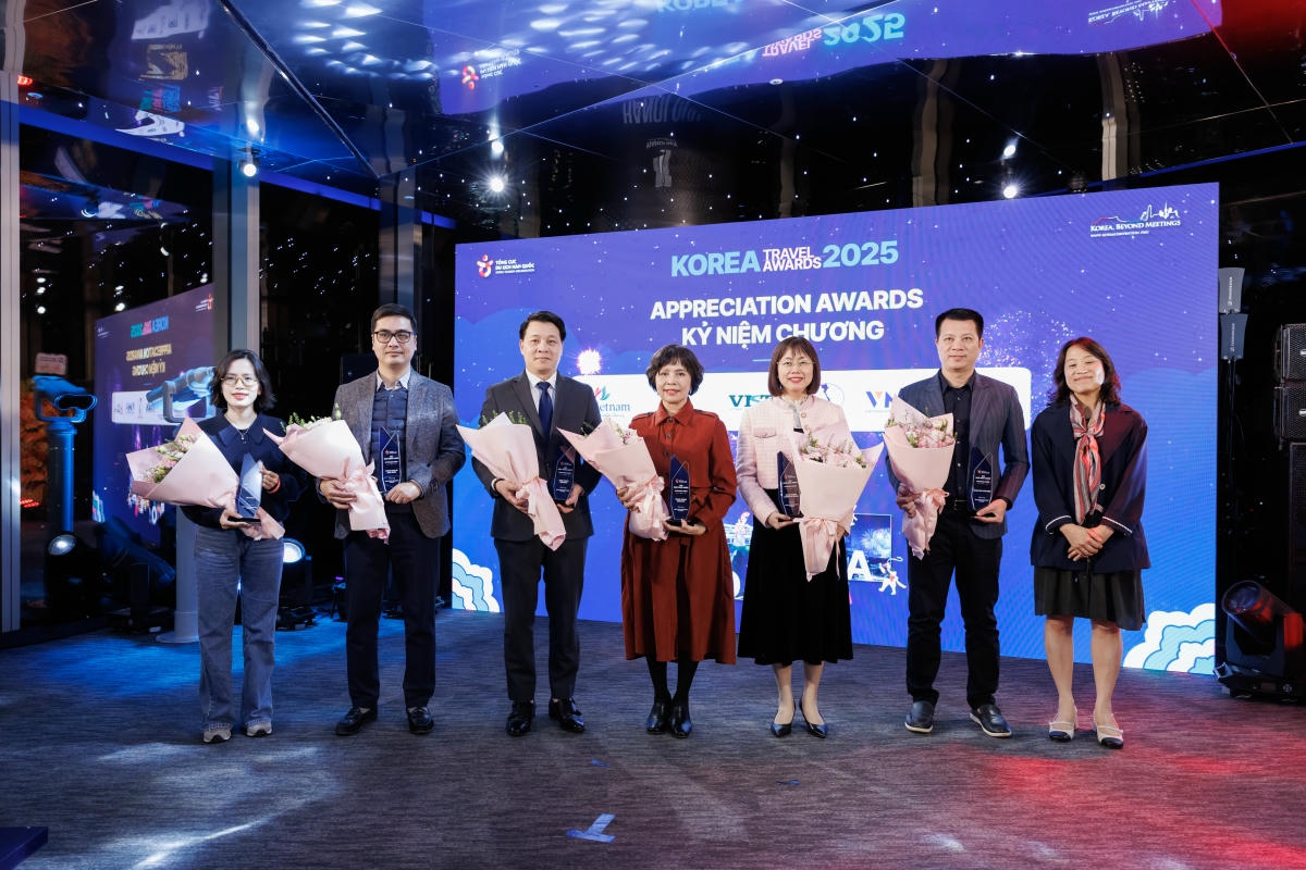 Tổng cục Du lịch Hàn Quốc tại Việt Nam trao kỷ niệm chương tại Korea Travel Night 2025 (ảnh P. V).