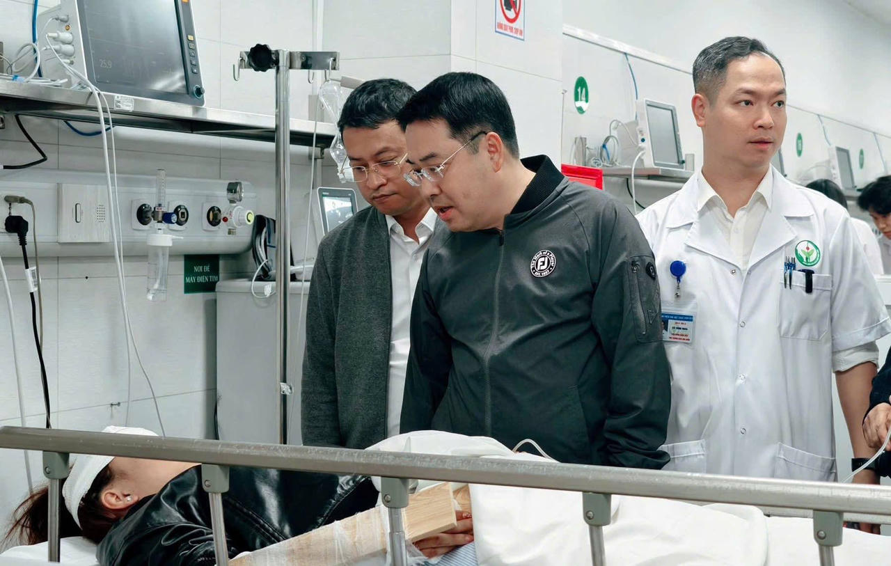 Chủ tịch UBND tỉnh Lào Cai Nguyễn Tuấn Anh thăm hỏi, động viên các nạn nhân trong vụ lật xe Lào Cai đang được cấp cứu tại Bệnh viện Hữu nghị Việt Đức.